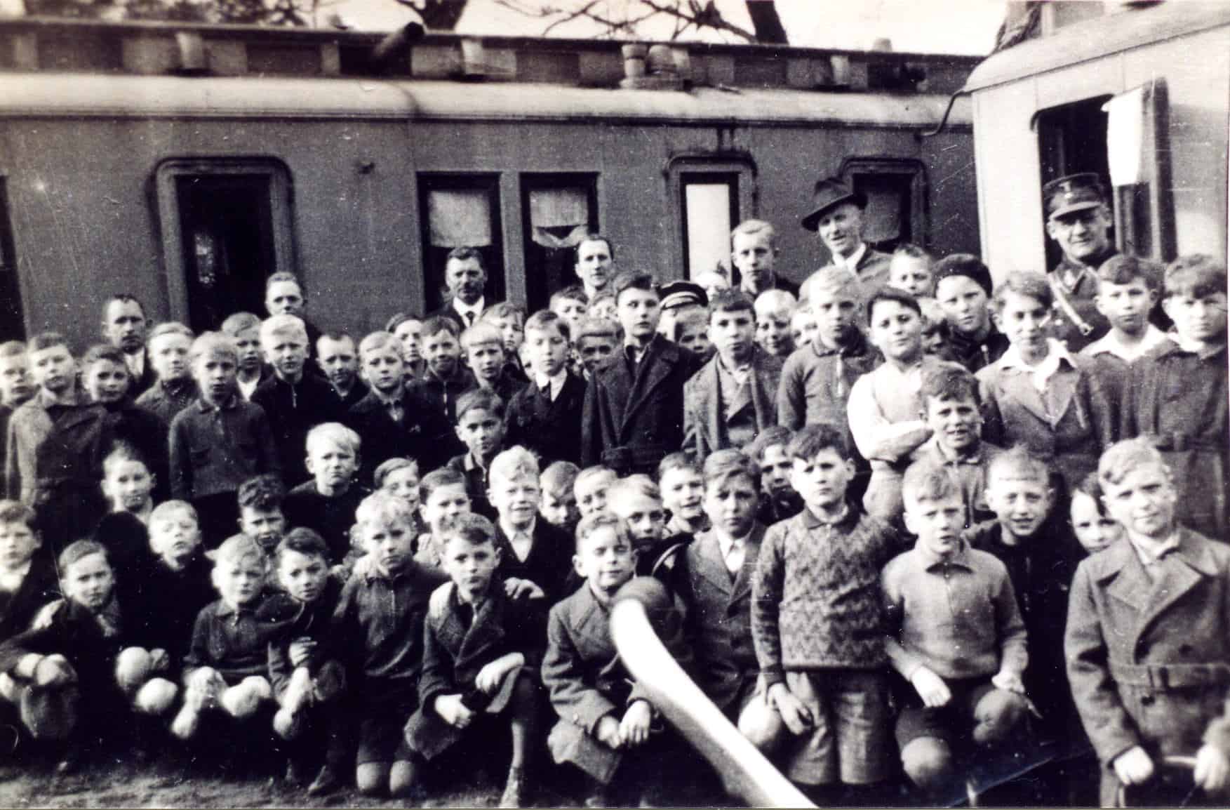 Kinder vor den Waggons des HJ-Heims – Aufnahme Stadtarchiv Achim